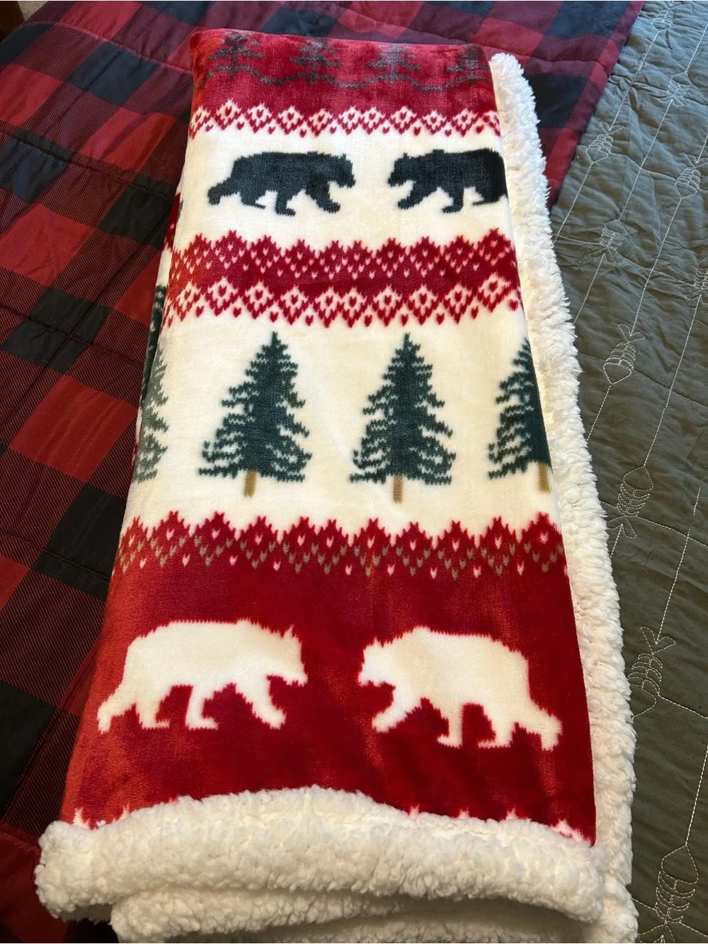 Eddie Bauer Red White Green Bear & Tree Grizzly Peak Sherpa Throw Blanket